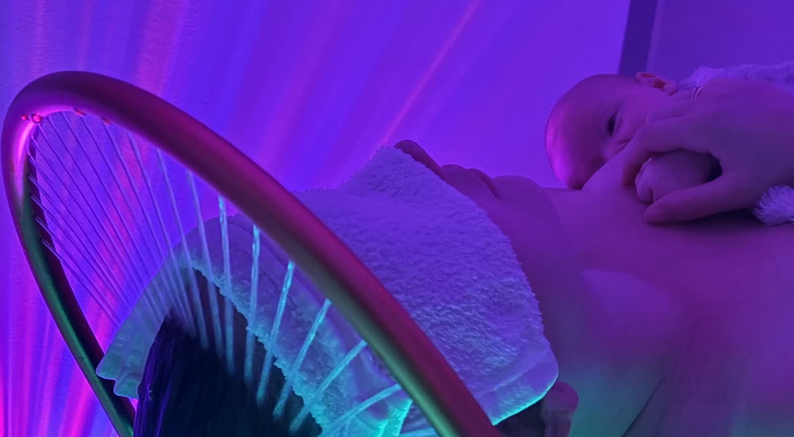 La Première Étreinte : parent et bébé en peau à peau sous l'arche d'eau du Head Spa